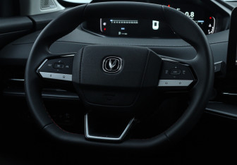 Подержанный автомобиль Changan UNI-S 2024 года (15 фото)