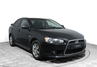 Подержанный автомобиль Mitsubishi Lancer Sedan 2011 года (3 фото)