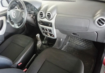 Подержанный автомобиль Renault Sandero 2011 года (11 фото)