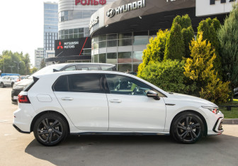 Подержанный автомобиль Volkswagen Golf Hatchback 2020 года (3 фото)