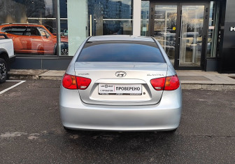 Подержанный автомобиль Hyundai Elantra Sedan 2008 года (6 фото)