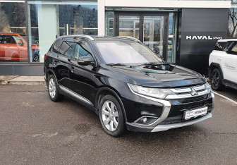 Подержанный автомобиль Mitsubishi Outlander 2015 года (3 фото)
