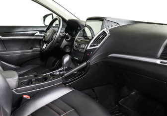 Подержанный автомобиль DongFeng AX7 2017 года (7 фото)