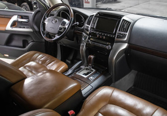 Подержанный автомобиль Toyota Land Cruiser Suv 2014 года (11 фото)