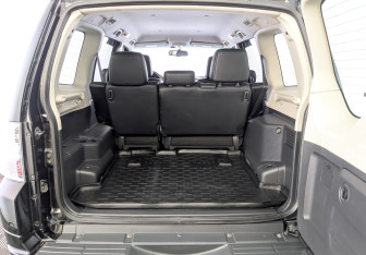 Подержанный автомобиль Mitsubishi Pajero 2014 года (10 фото)