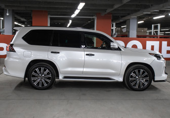 Подержанный автомобиль Lexus LX 2019 года (4 фото)