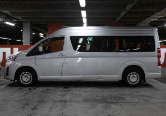 Подержанный автомобиль Toyota HiAce 2021 года (8 фото)