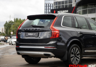 Подержанный автомобиль Volvo XC90 2021 года (23 фото)