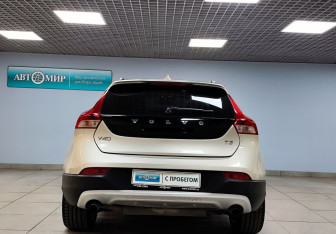 Подержанный автомобиль Volvo V40 Cross Country 2017 года (6 фото)
