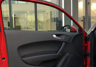 Подержанный автомобиль Audi A1 2012 года (16 фото)