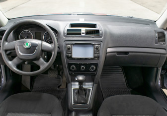 Подержанный автомобиль Skoda Octavia Liftback 2010 года (14 фото)