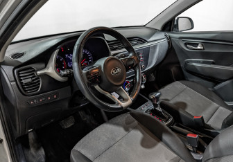 Подержанный автомобиль Kia Rio Hatchback 2021 года (13 фото)