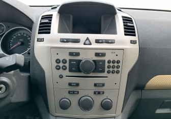 Подержанный автомобиль Opel Zafira Compactvan 2008 года (17 фото)