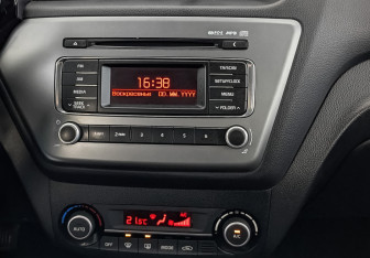 Подержанный автомобиль Kia Rio Sedan 2017 года (17 фото)