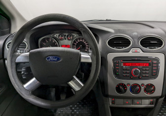 Подержанный автомобиль Ford Focus Sedan 2010 года (21 фото)