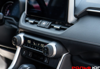 Подержанный автомобиль Toyota RAV4 2021 года (13 фото)