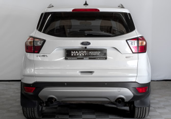 Подержанный автомобиль Ford Kuga 2017 года (7 фото)