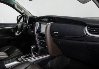 Подержанный автомобиль Toyota Fortuner 2017 года (9 фото)