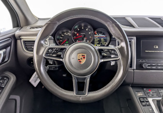 Подержанный автомобиль Porsche Macan 2017 года (22 фото)