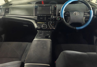 Подержанный автомобиль Toyota Estima 2012 года (9 фото)
