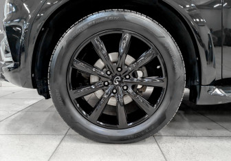 Подержанный автомобиль Infiniti QX80 2019 года (19 фото)