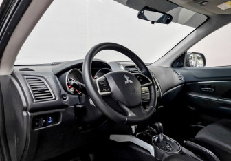 Подержанный автомобиль Mitsubishi ASX 2013 года (16 фото)