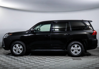 Подержанный автомобиль Lexus LX 2015 года (8 фото)