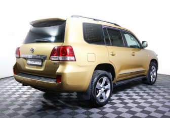 Подержанный автомобиль Toyota Land Cruiser Suv 2008 года (5 фото)