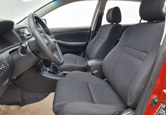 Подержанный автомобиль Toyota Corolla Hatchback 2004 года (10 фото)