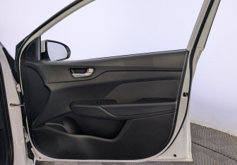 Подержанный автомобиль Hyundai Solaris Sedan 2022 года (24 фото)