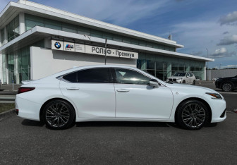 Подержанный автомобиль Lexus ES 2020 года (4 фото)