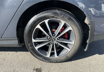 Подержанный автомобиль Ford Focus Sedan 2011 года (12 фото)
