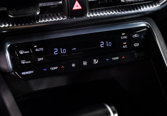 Подержанный автомобиль Kia K5 2020 года (17 фото)