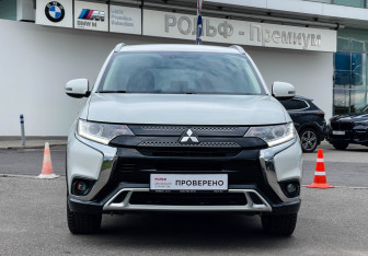 Подержанный автомобиль Mitsubishi Outlander 2019 года (2 фото)