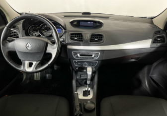 Подержанный автомобиль Renault Fluence 2012 года (12 фото)