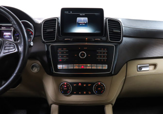 Подержанный автомобиль Mercedes-Benz GLE 2015 года (13 фото)
