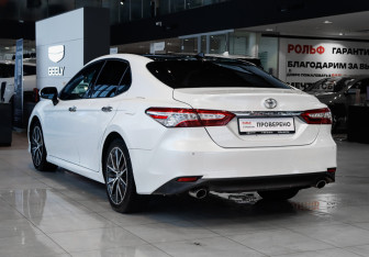 Подержанный автомобиль Toyota Camry Sedan 2022 года (6 фото)