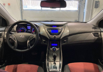 Подержанный автомобиль Hyundai Elantra Sedan 2012 года (11 фото)