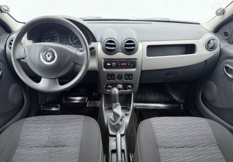 Подержанный автомобиль Renault Logan Sedan 2011 года (12 фото)