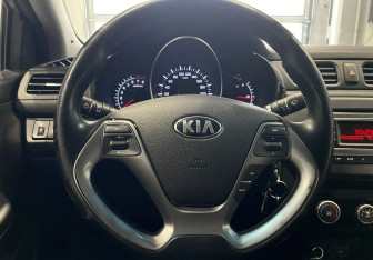 Подержанный автомобиль Kia Rio Sedan 2015 года (14 фото)