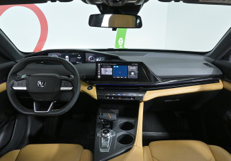 Подержанный автомобиль Changan UNI-V 2022 года (8 фото)