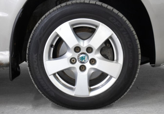 Подержанный автомобиль Skoda Fabia Sedan 2007 года (19 фото)