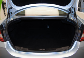 Подержанный автомобиль Jaguar XF Sedan 2011 года (34 фото)