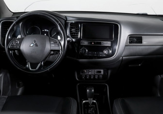 Подержанный автомобиль Mitsubishi Outlander 2019 года (12 фото)