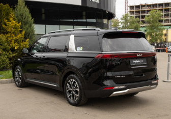 Подержанный автомобиль Kia Carnival 2022 года (5 фото)