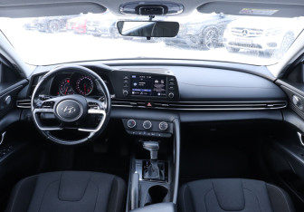 Подержанный автомобиль Hyundai Elantra Sedan 2022 года (12 фото)