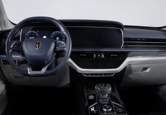 Подержанный автомобиль Hongqi HS5 2023 года (12 фото)