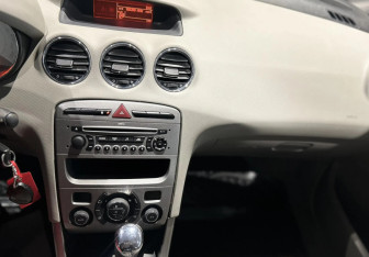 Подержанный автомобиль Peugeot 308 Hatchback 2009 года (11 фото)