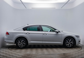 Подержанный автомобиль Volkswagen Passat Sedan 2019 года (4 фото)