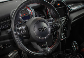 Подержанный автомобиль MINI Hatch 2018 года (14 фото)